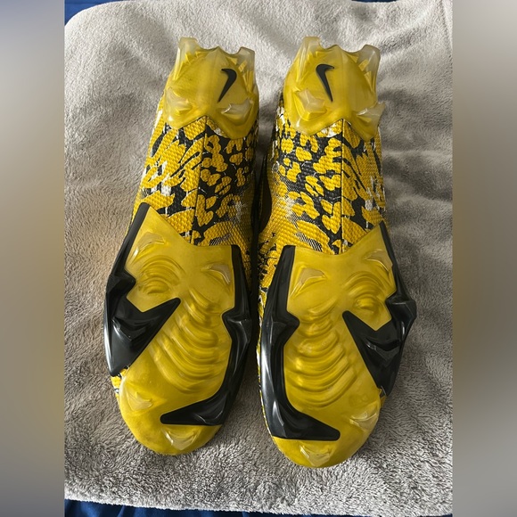 Barely worn Nike obj cleats WILLING TO NEGOTIATE A PRICE THATS BEST FOR YOU……... main image 6